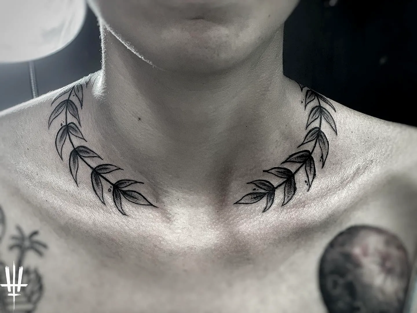 Delicate Laureles Collarbone Tattoo