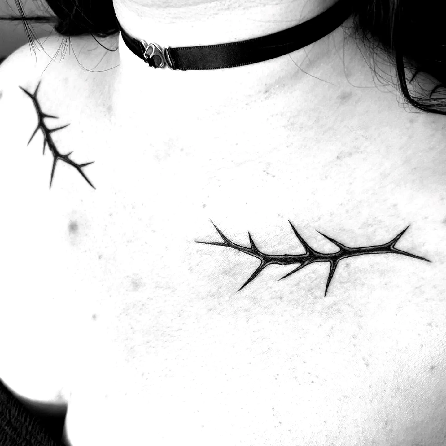 Thorny Collarbone Tattoo Design