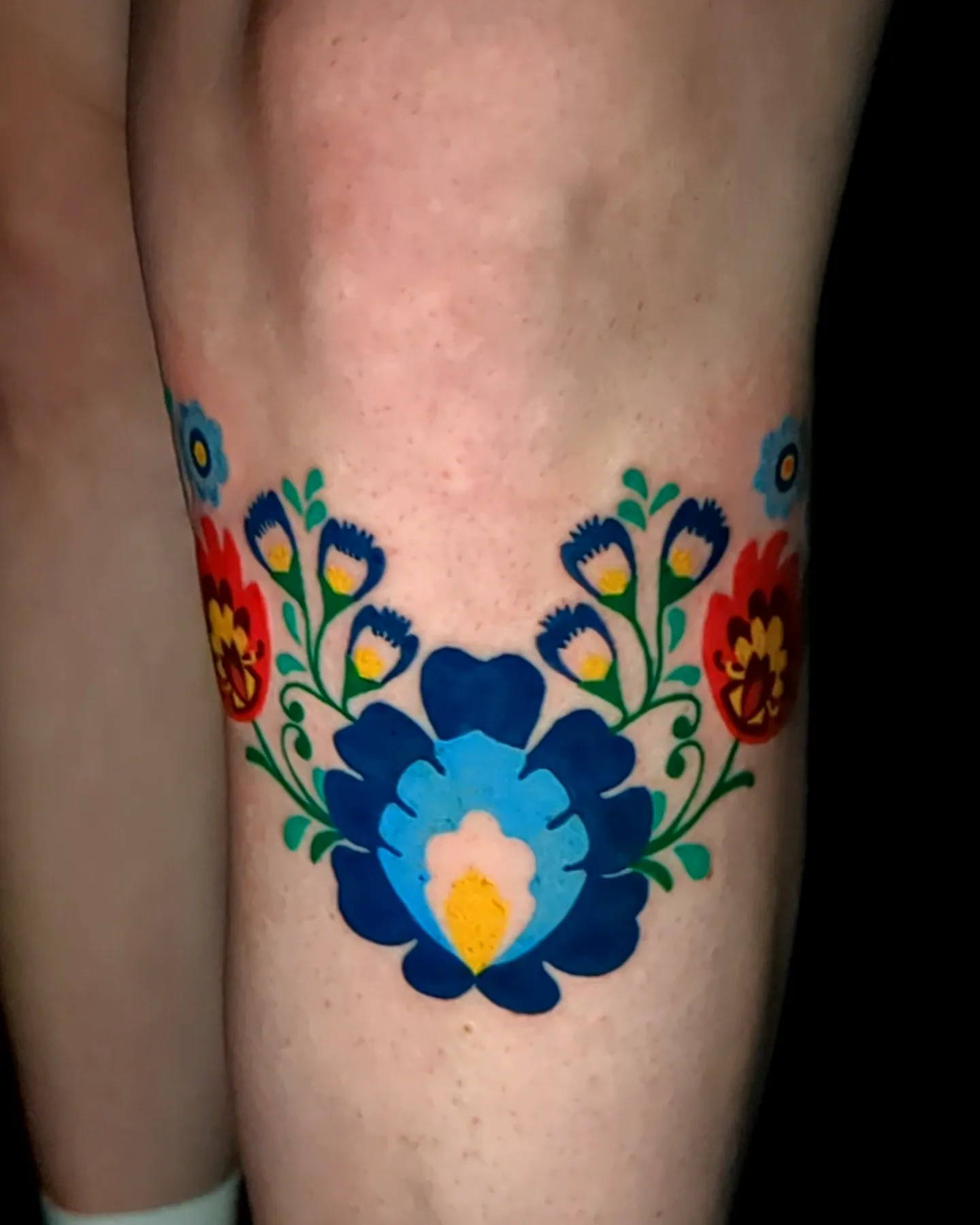 Vibrant Floral Knee Tattoo Design
